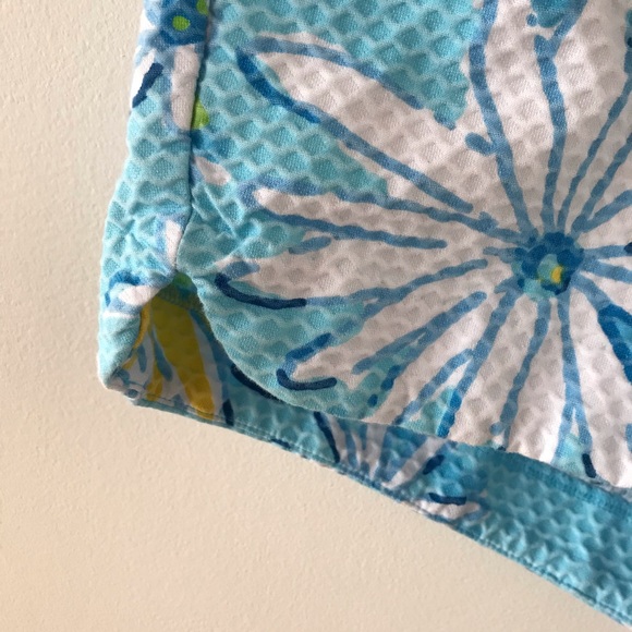 Lily Pulitzer blue daisy pattern shorts - Picture 4 of 10